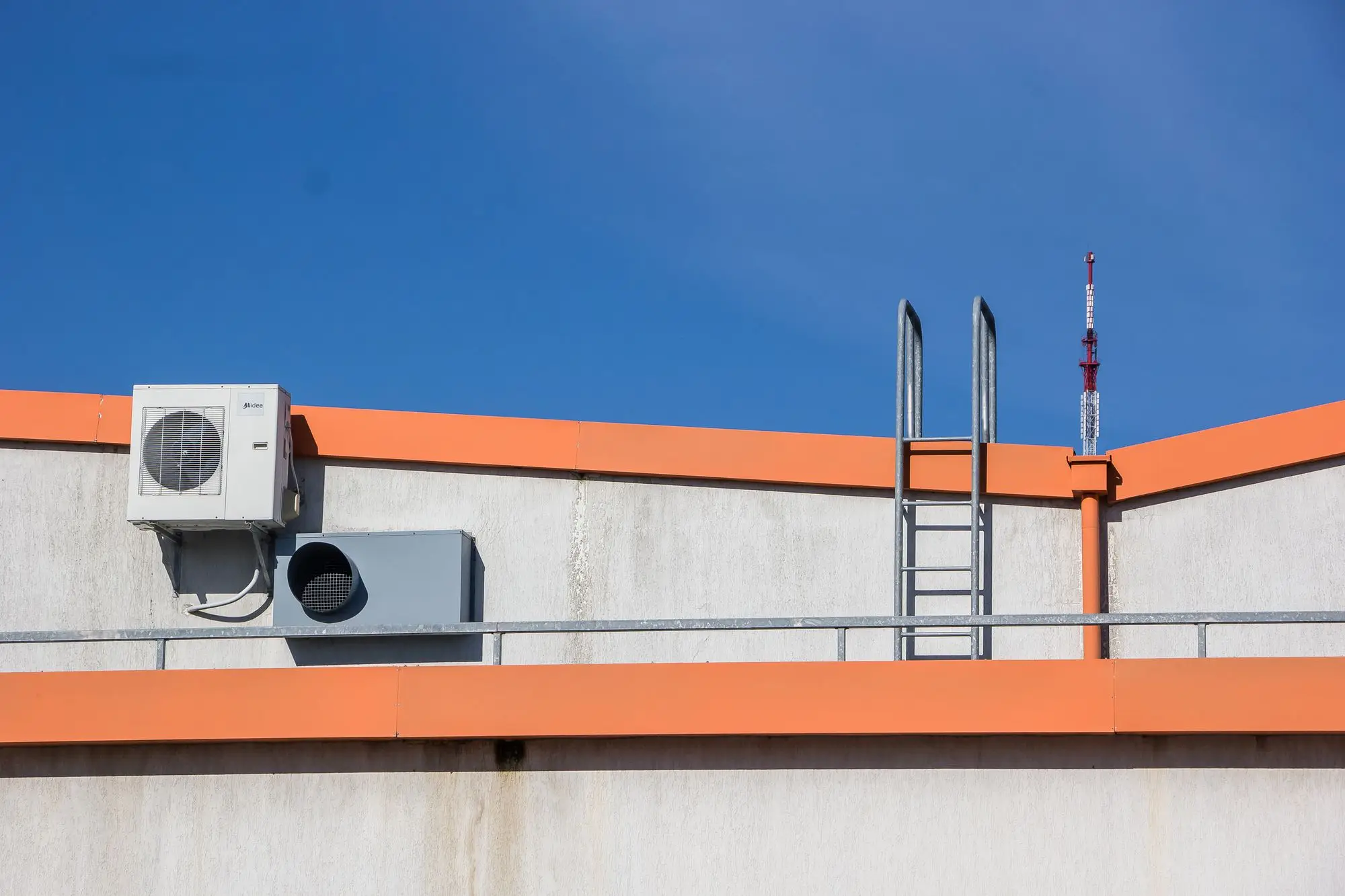 Commercial rooftop HVAC units on a Dallas-Fort Worth commercial building
